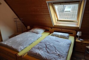 3 bedrooms, travel cot, WiFi