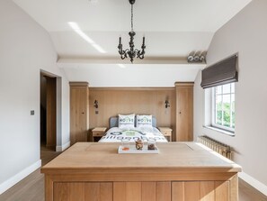 5 Schlafzimmer, Bügeleisen/Bügelbrett, WLAN