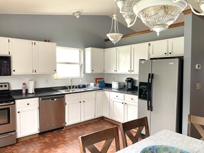 Fridge, microwave, oven, stovetop - Clean, Safe, Spacious, Suburban Home, close to everything near Columbus   (Columbus)