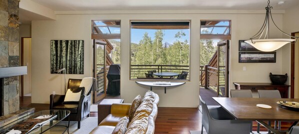 Condo, 2 habitaciones | Sala de estar | Televisión de 36 pulgadas con canales por cable