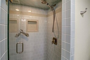 Bathtub, hair dryer, towels - Coastal Calm | Split level condo with ocean views (Port Aransas)