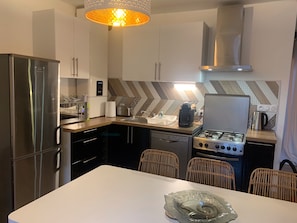 Réfrigérateur, micro-ondes, four, plaque de cuisson