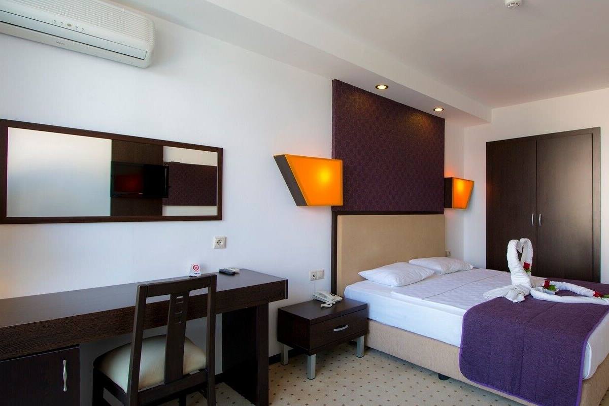 Premium bedding, minibar (some free items), desk, laptop workspace