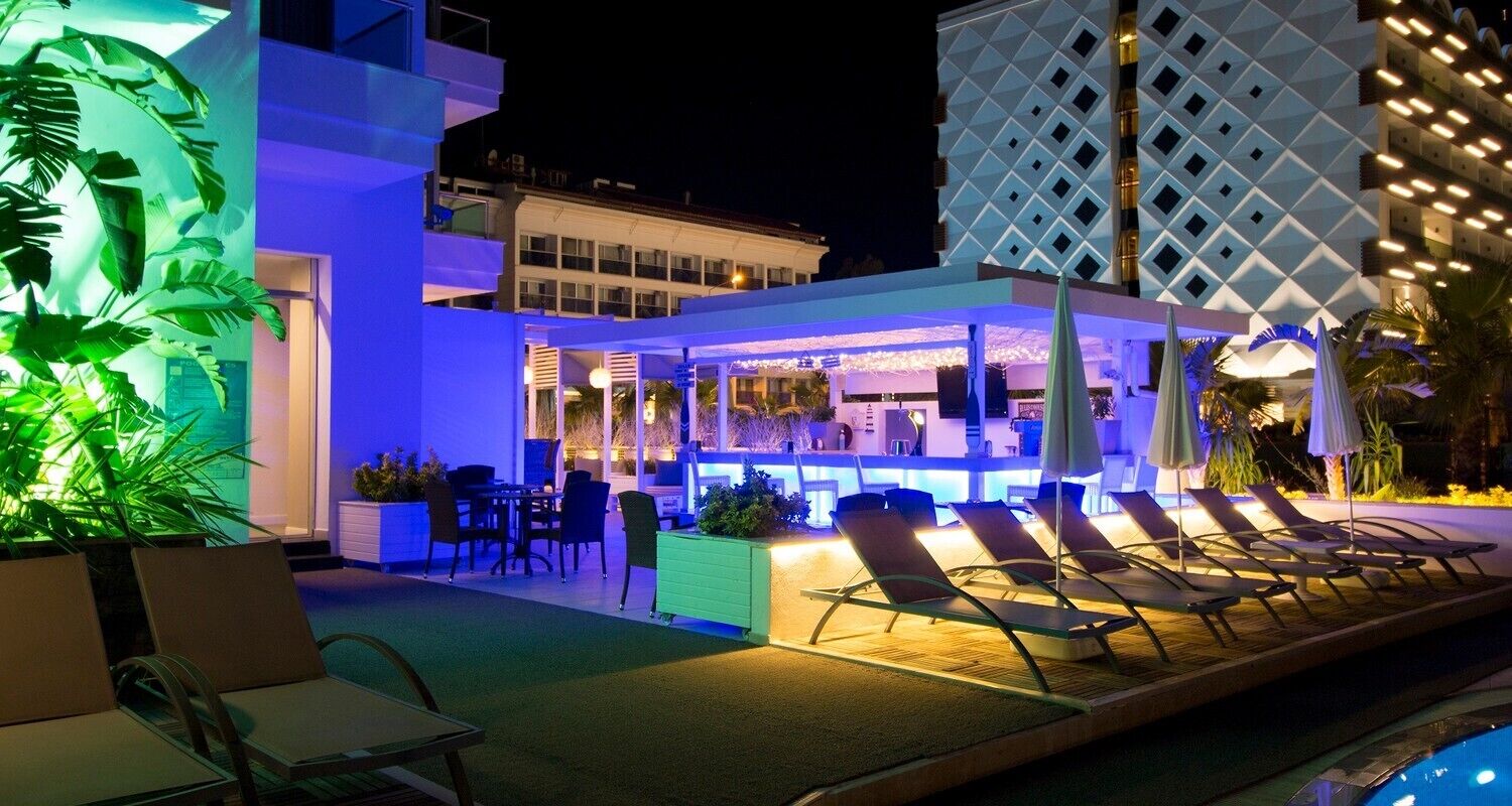 2 bars/lounges, beach bar