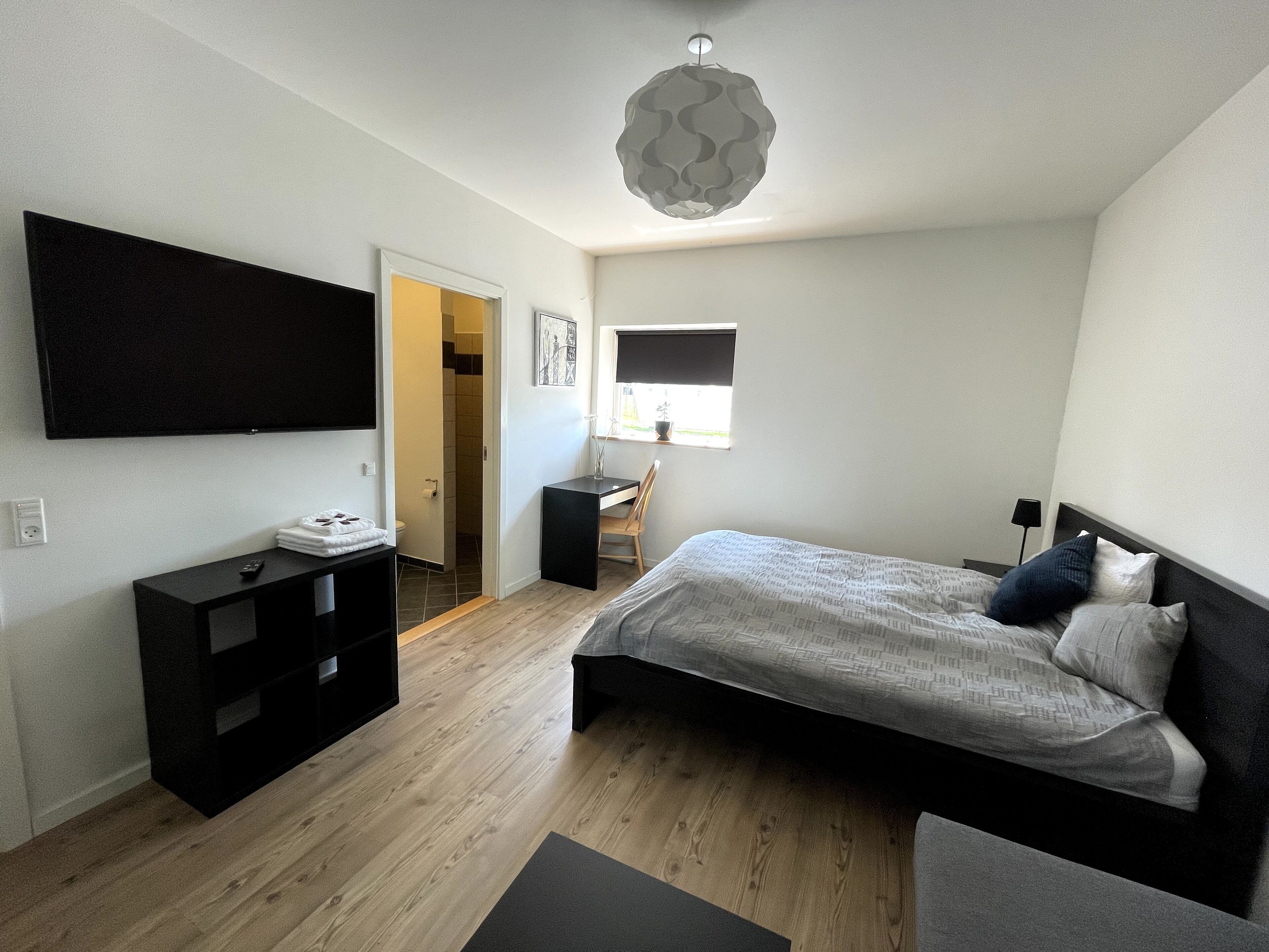 Habitación cuádruple familiar | Escritorio y espacio para trabajar con laptop 