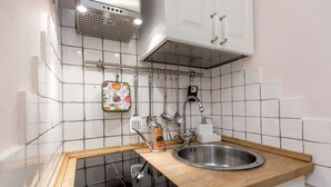 Wasserkocher mit Kaffee-/Teezubehör, Kühlschrank, Mikrowelle, Ofen