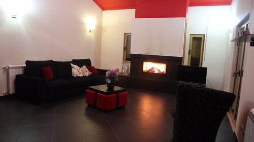 Villa for up to 18 people with swimming pool 10 minutes from the blue lake