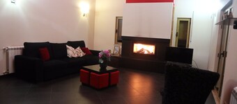 Villa for up to 18 people with swimming pool 10 minutes from the blue lake