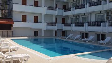 Außenpool (je nach Saison geöffnet), Sonnenschirme, Liegestühle