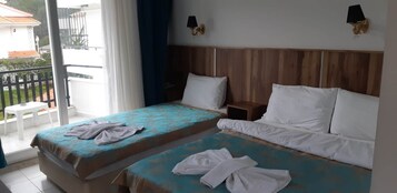 Habitación triple familiar | Minibar, caja fuerte, wifi gratis y ropa de cama