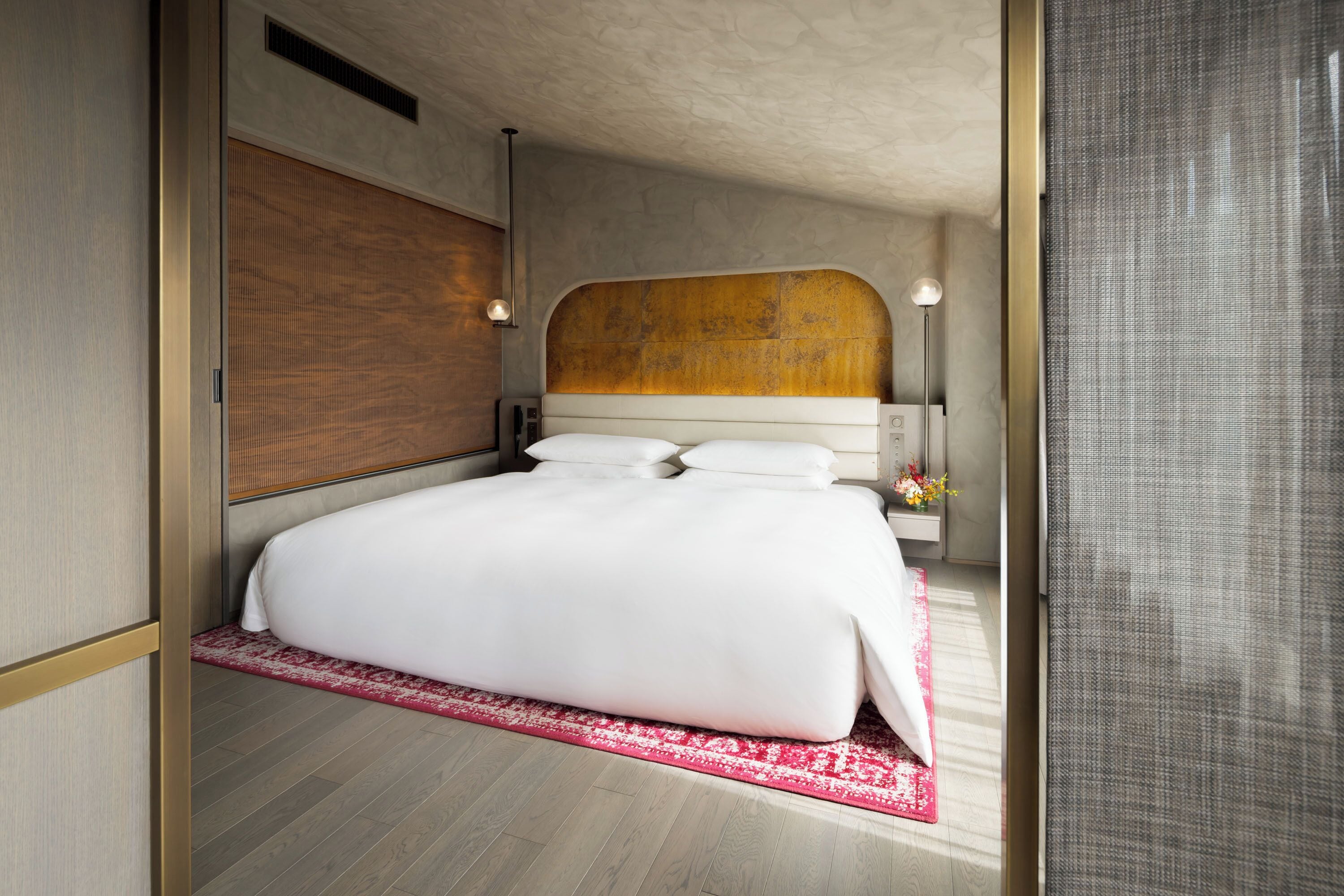 In-room safe, WiFi (free), bed sheets