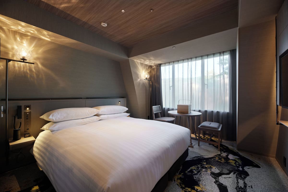 Deluxe Queen, Non Smoking | In-room safe, free WiFi, bed sheets, wheelchair access