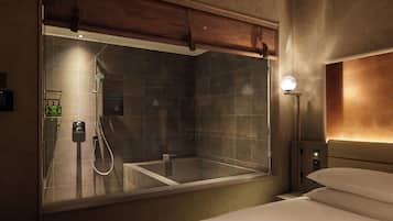 Haartrockner, Hausschuhe, Bidet, Handtücher