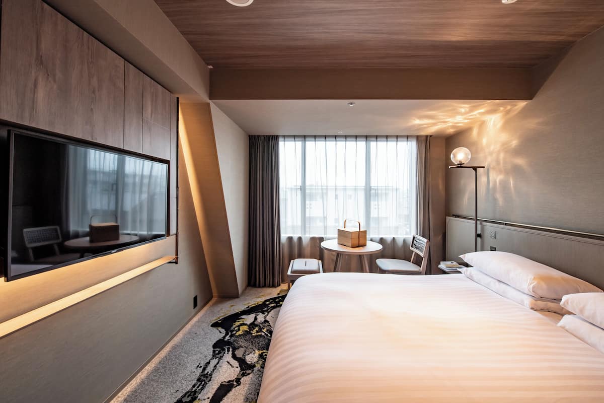 Premier King/Shower Booth, Non Smoking | In-room safe, free WiFi, bed sheets, wheelchair access