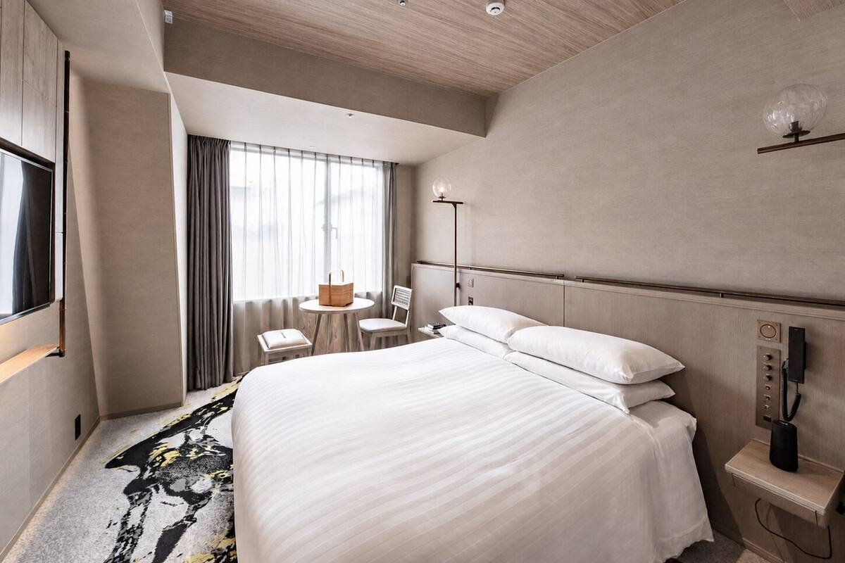 Superior-Zimmer, 1 Queen-Bett, Nichtraucher (Shower Only) | Zimmersafe, kostenloses WLAN, Bettwäsche