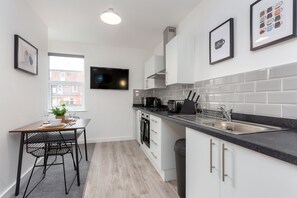 Fridge, microwave, oven, stovetop - Ideal apartment for couples, close to local attractions, central location (Blackpool)