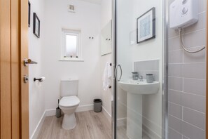 Shower, hair dryer, towels, soap - Ideal apartment for couples, close to local attractions, central location (Blackpool)