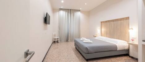 2 chambres, coffres-forts dans les chambres, bureau