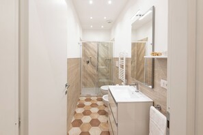 Dusche, umweltfreundliche Kosmetikartikel, Haartrockner, Bidet