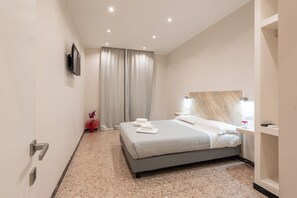 2 bedrooms, in-room safe, desk, iron/ironing board - Claudia's Apartment (Roma)