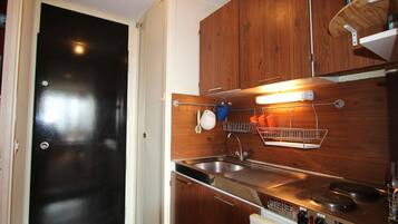 Refrigerador, cafetera y tetera y tostadora