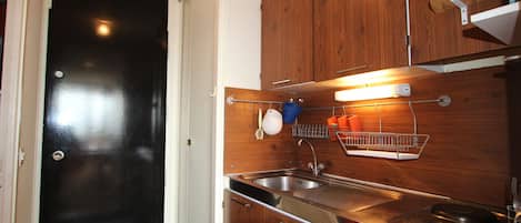 Fridge, coffee/tea maker, toaster