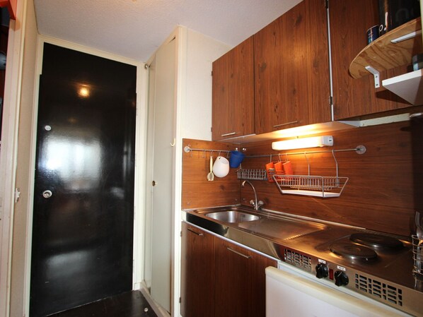 Fridge, coffee/tea maker, toaster