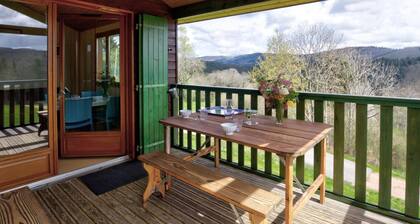 Chalet cosy avec terrasse privative, idéal pour randonnées et activités en pleine nature