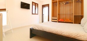 3 slaapkamers, een strijkplank/strijkijzer, gratis wifi, beddengoed