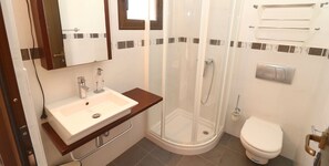 Badewanne, Haartrockner, Handtücher