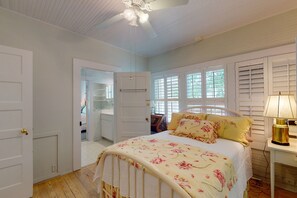 5 bedrooms, free WiFi, bed sheets