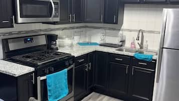Fridge, oven, stovetop, coffee/tea maker