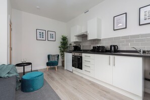 Kühlschrank, Mikrowelle, Ofen, Wasserkocher