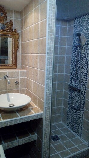 Dusche, Haartrockner, Handtücher