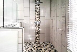 Douche, sèche-cheveux, serviettes fournies, savon