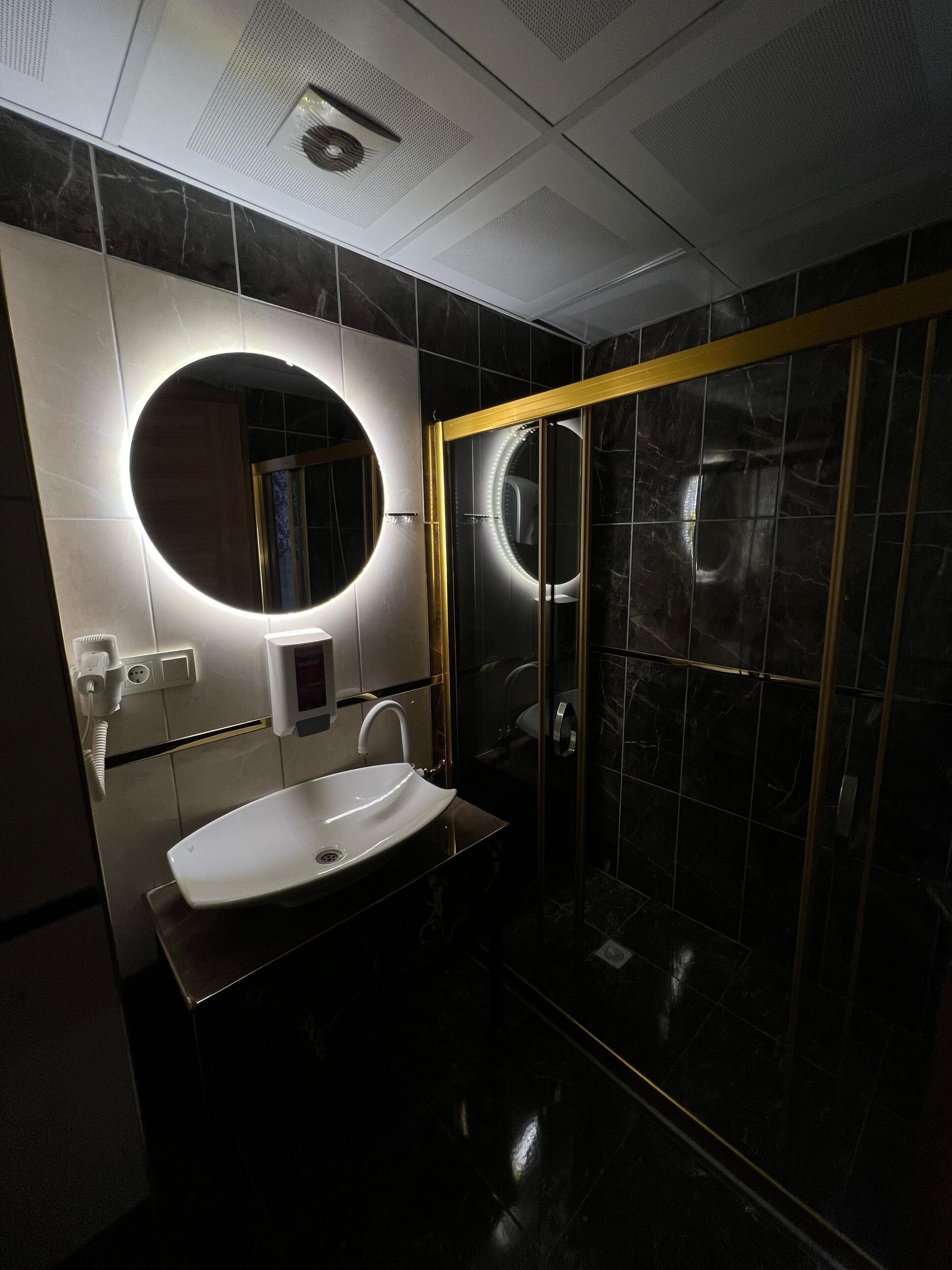 classic suite | bathroom | shower, free toiletries, hair dryer, slippers