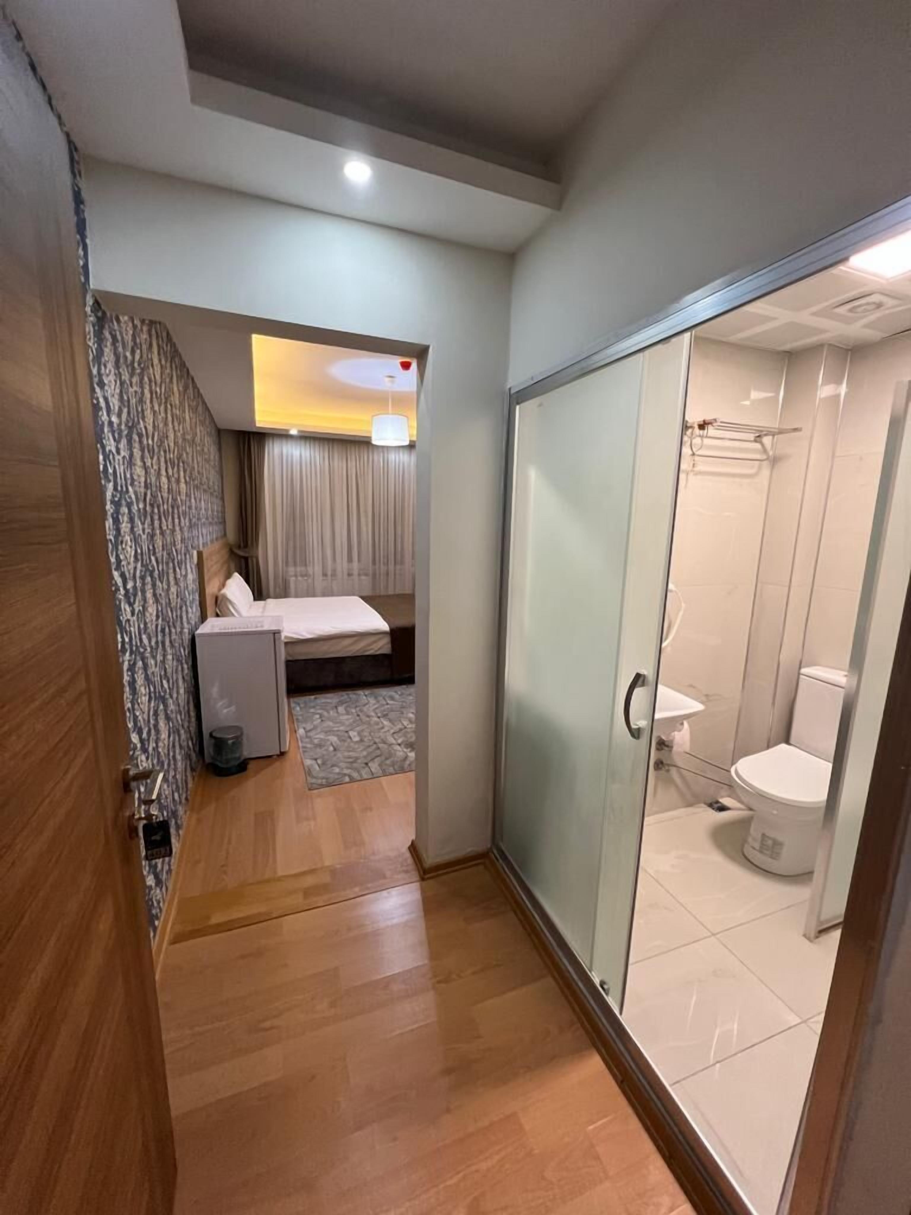 double room | 2 bedrooms, premium bedding, desk, rollaway beds