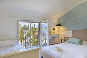 A bedroom with a balcony, a desk, and a bed with towels. - Pandora Stresa (Stresa)