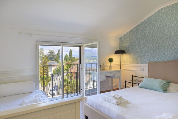 2 bedrooms, bed sheets