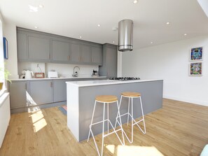 Kühlschrank, Ofen, Geschirrspüler, Kochgeschirr/Geschirr/Besteck