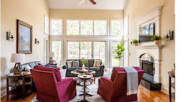 Smart TV, fireplace