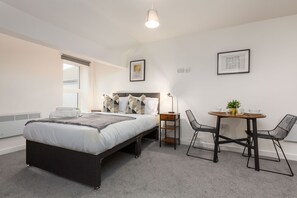 1 habitación, tabla de planchar con plancha, wifi y ropa de cama