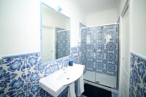 Dusche, Haartrockner, Bidet, Handtücher