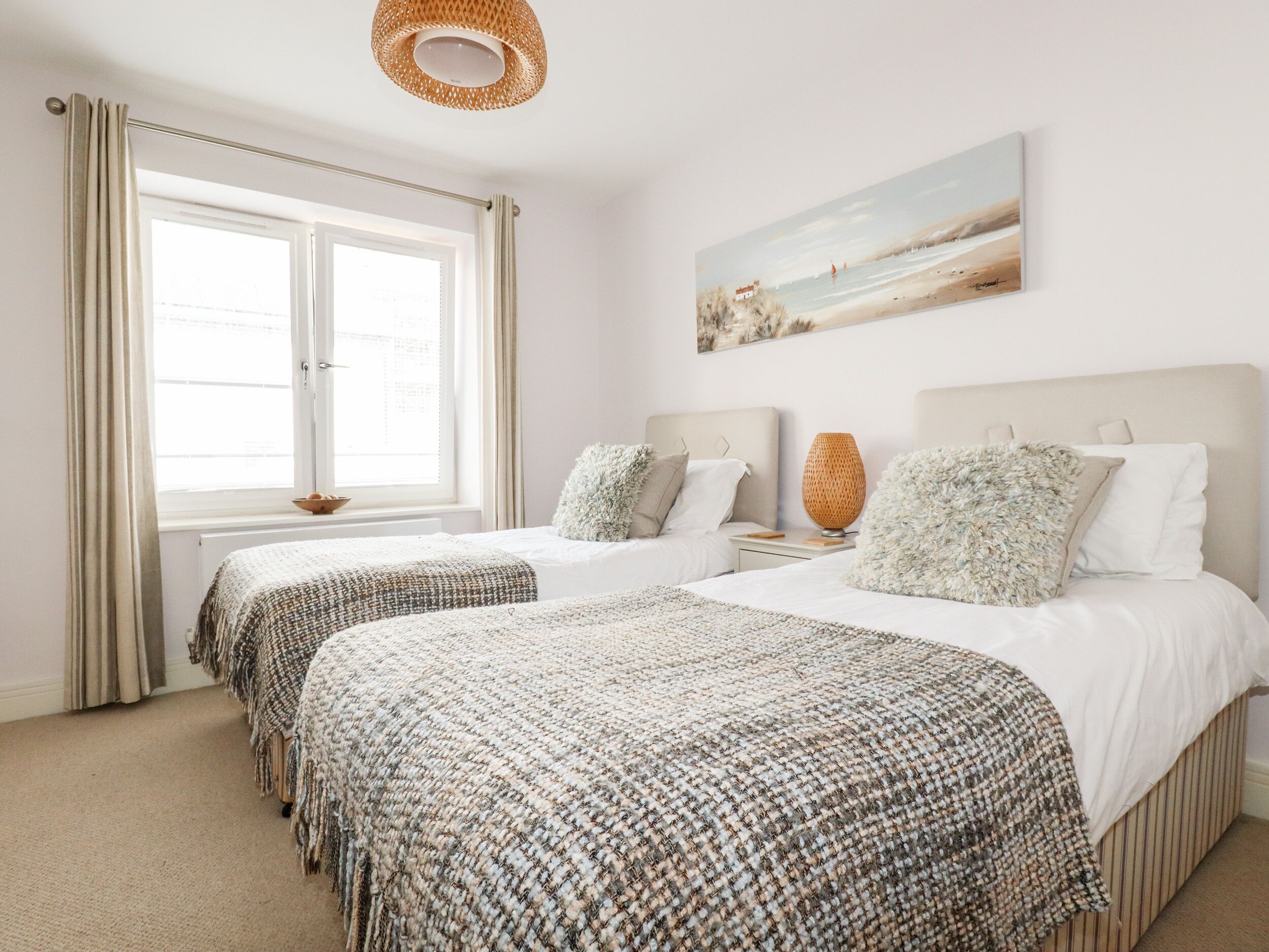 3 habitaciones, decoración personalizada y muebles diferentes 