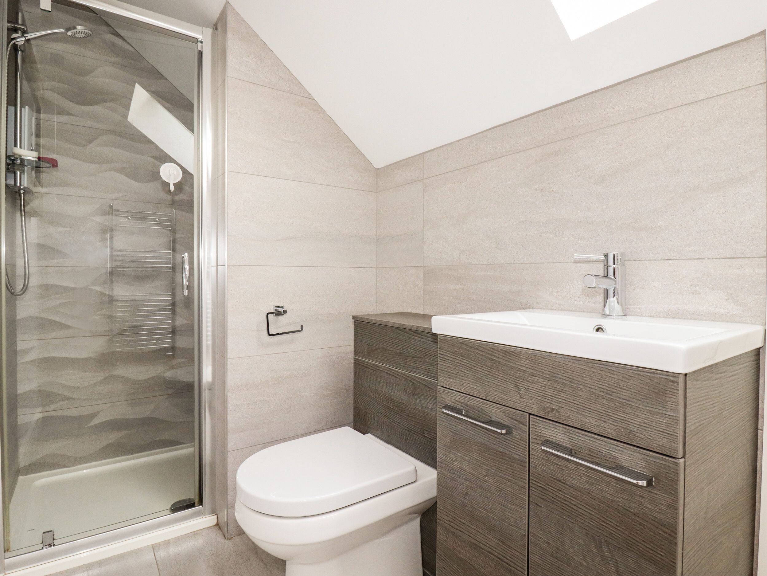 Cottage | Bathroom | Shower, toilet paper