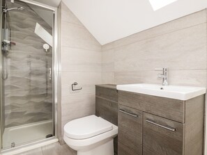 Cottage | Bathroom | Shower, toilet paper - 16 Ocean Heights (Newquay)