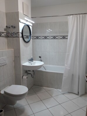 Duschwanne, Haartrockner, Handtücher, Toilettenpapier