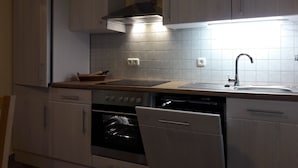 Cafetera y tetera, refrigerador, parrilla de estufa y lavavajillas 