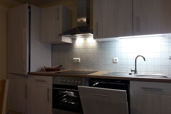 Kylskåp, spishäll, diskmaskin och kaffe- och tebryggare