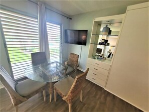 Dining - Renovated and Ready....Studio Condo in lovely Island Resort Complex....Close to (Marco Island)